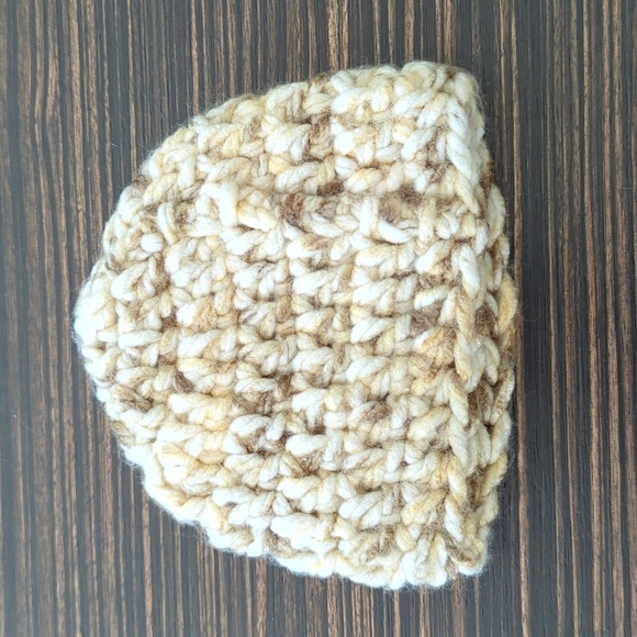 Newborn knitted hat - perfect for photoshoots - Picture 2 of 5